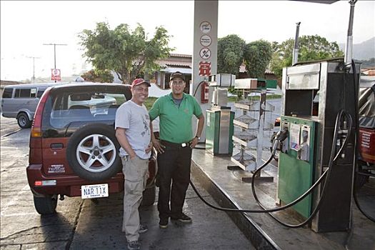 两个男人,加油站,委内瑞拉,南美