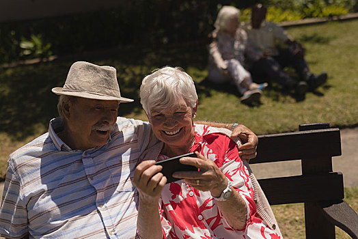 正面,老年,夫妻,打手机,花园