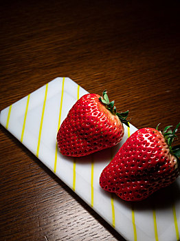 桌子上放在碟子上的草莓