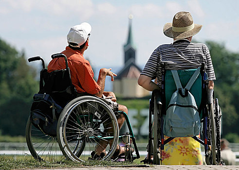 两个男人,轮椅,巴登符腾堡,德国,欧洲