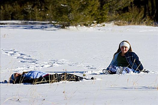 女孩,坐,雪地,姐妹,卧