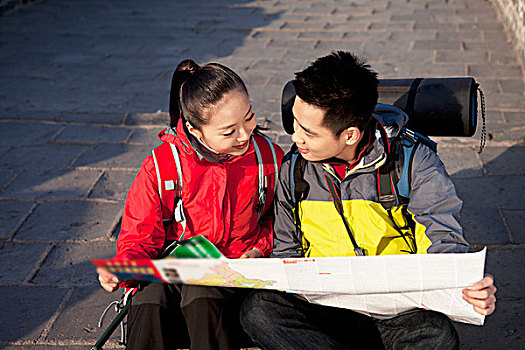一对青年情侣在长城旅游使用步话机