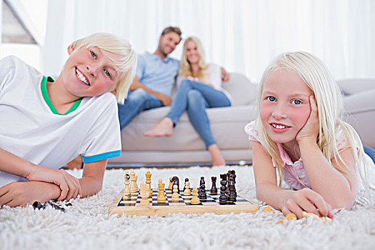 孩子,玩,下棋,正面,父母,客厅