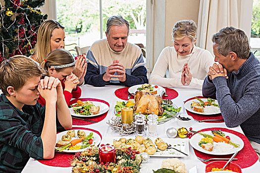 大家庭,饭前祷告,圣诞晚餐