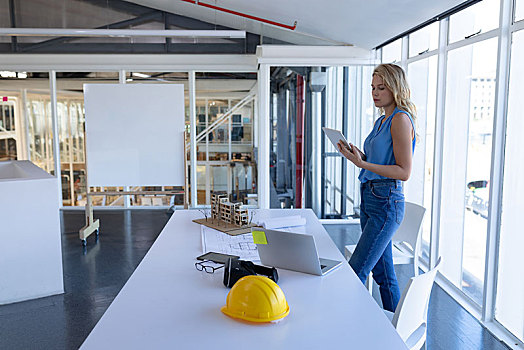 女性,建筑师,工作,数码,桌子,现代办公室