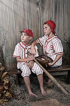 两个男孩,戴着,棒球服,坐,长椅