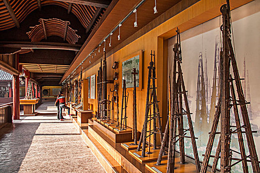 四川自贡市盐业历史博物馆展示了自贡盐业不同时期,不同形制和用途的各种各样井架工具