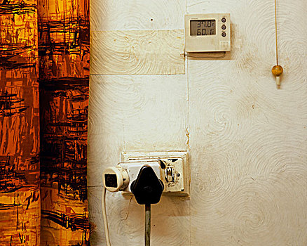 适配器,老,墙壁,插座,拿着,两个,插头,橙色,帘,左边,电子,温度计,上面,污秽,漩涡,壁纸,房子,向上,销售,多西特,英国