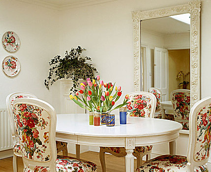 大,镜子,一个,墙壁,就餐区,简单,白色,桌子,四个,椅子,软垫,印花图案