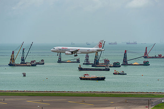 一架港龙航空的客机正降落在香港国际机场