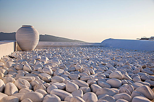 希腊圣托里尼伊亚岛屿民宿房顶上的陶罐