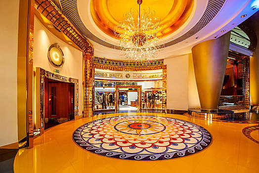阿联酋迪拜朱美拉海滩阿拉伯塔,帆船,酒店内金色大厅奢侈品商店