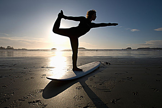 剪影,女性,冲浪,拉拽,瑜伽姿势,温哥华岛,不列颠哥伦比亚省,加拿大