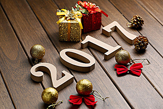 2017新年快乐,木质数字放在复古桌面上