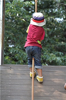 日本人,男孩,攀登,墙壁,3岁