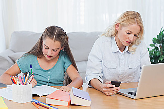 女人,使用笔记本,书桌,客厅,女儿,家庭作业