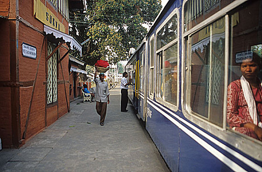 列车,车站,开始,新,朴素,陆地,大吉岭,喜玛拉雅,铁路,文化遗产,身分,联合国教科文组织,1999年,印度