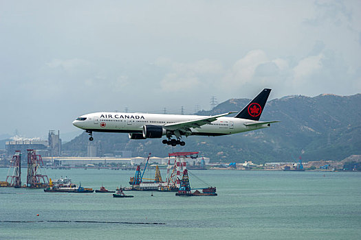 一架加拿大航空的客机正降落在香港国际机场