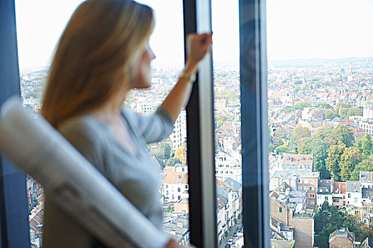 女性,建筑师,注视,办公室,窗户,布鲁塞尔,城市,比利时