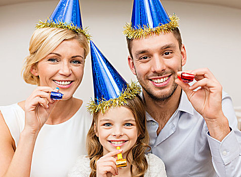 庆贺,家庭,休假,生日,概念,三个,微笑,女人,穿,蓝色,帽子,吹