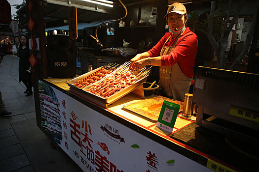 美食街烟火气十足,100多种美食小吃吃到爆