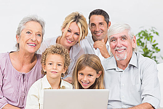 家庭,微笑,正面,笔记本电脑,显示屏,客厅