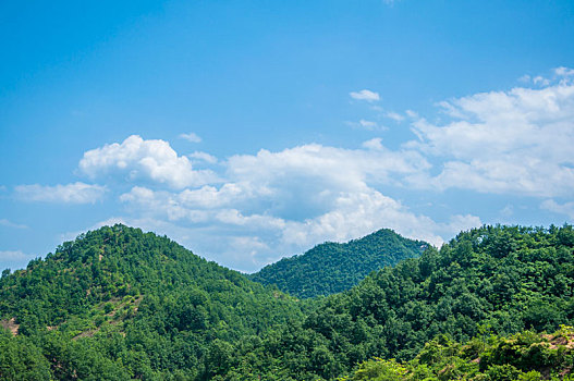 晴朗天气有云朵的山地环境