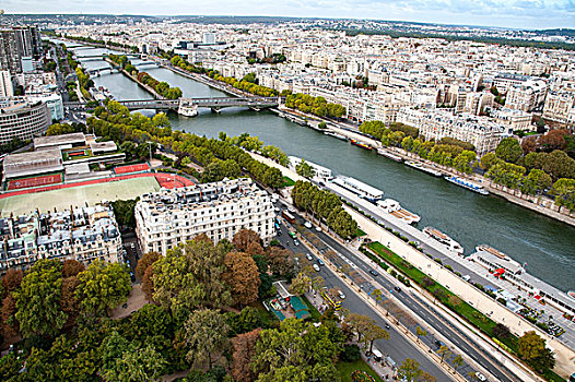 在埃菲尔铁塔上俯瞰巴黎市区