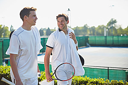 微笑,年轻,网球手,走,网球拍,晴朗,网球场
