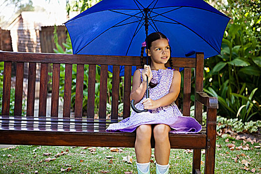 女孩,坐,蓝色,伞,木制长椅,后院