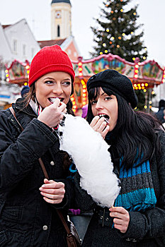 两个女人,圣诞市场,吃,棉花糖,正面,摊亭,寒冷