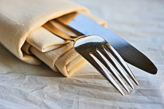 布餐巾,刀,叉子