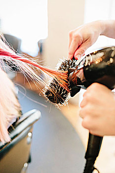 发型师,吹干,长,笔直,粉红头发,圆,毛刷,梳子