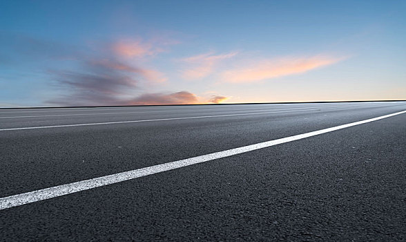 高速公路和天空云彩晚霞