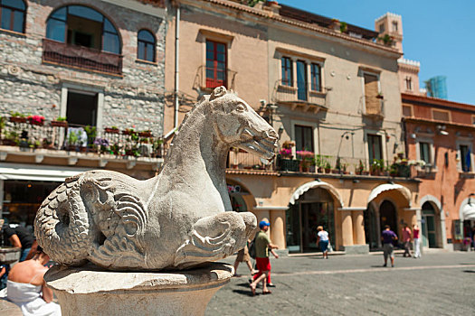 雕塑,广场,中央教堂,陶尔米纳,西西里,意大利