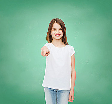 广告,手势,学校,教育,人,微笑,小女孩,白色,留白,t恤,上方,绿色,棋盘,背景
