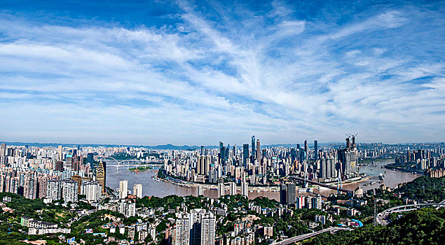 2026年重庆市南岸区南山一棵观景平台上俯瞰重庆渝中区