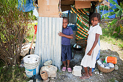 两个孩子,站立,户外,暂时,蔽护,地震,海地