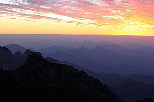 山峦,山顶,远景