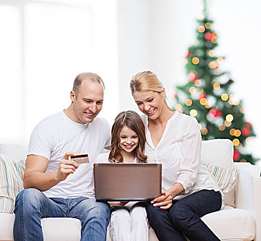 家庭,休假,购物,科技,人,幸福之家,笔记本电脑,信用卡,上方,客厅,圣诞树,背景
