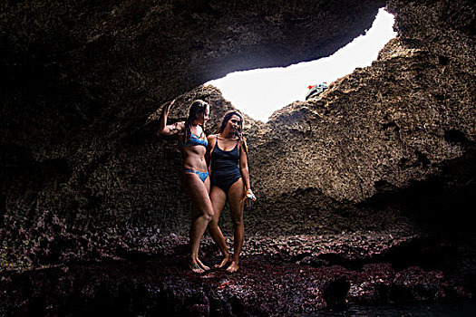 朋友,洞穴,穿,泳衣,瓦胡岛,夏威夷,美国