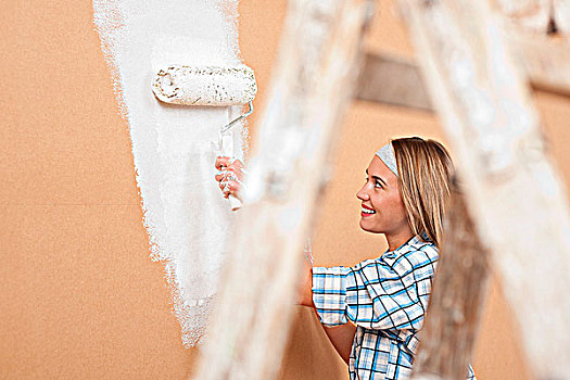 家庭装修,女人,描绘,墙壁,油漆滚