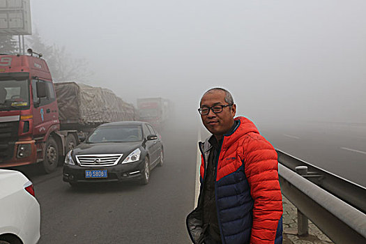 春运首日苏北遭遇大雾高速封闭人员车辆滞留