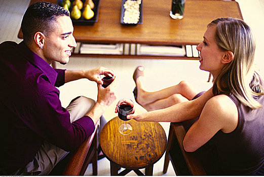 坐,夫妇,椅子,拿着,葡萄酒杯