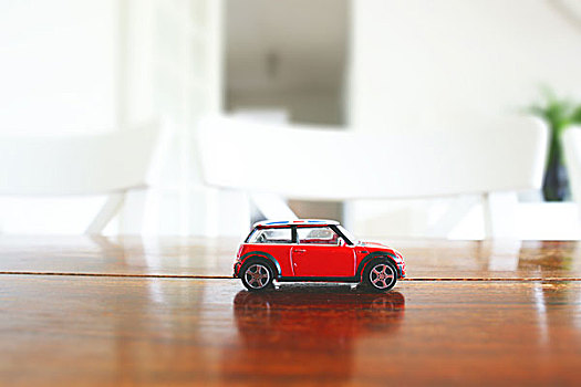 红色,玩具车,木桌子,鲜明,室内,环境