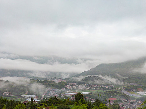 晨雾中的桐庐山村