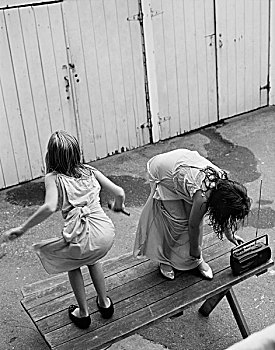 两个,小,女孩,跳舞,打扮,衣服,上面,木质,野餐,桌子,一个,背影,弯曲,上方,调整,无线电,北加州,美国,夏天,2009年
