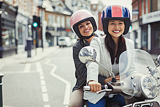 微笑,美女,朋友,穿,头盔,骑,摩托车,城市街道