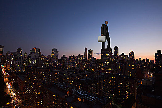 巨大,商务人士,站立,上面,摩天大楼,黄昏