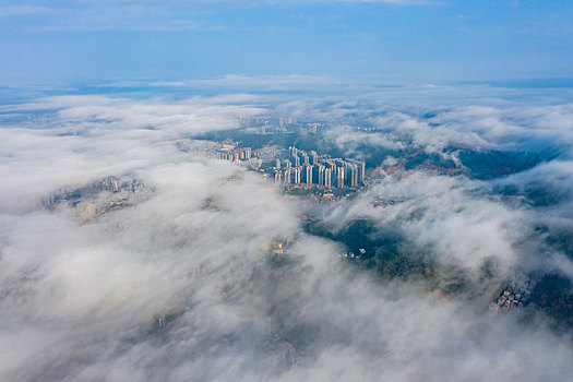 广西梧州,云雾缭绕山城水都如仙境